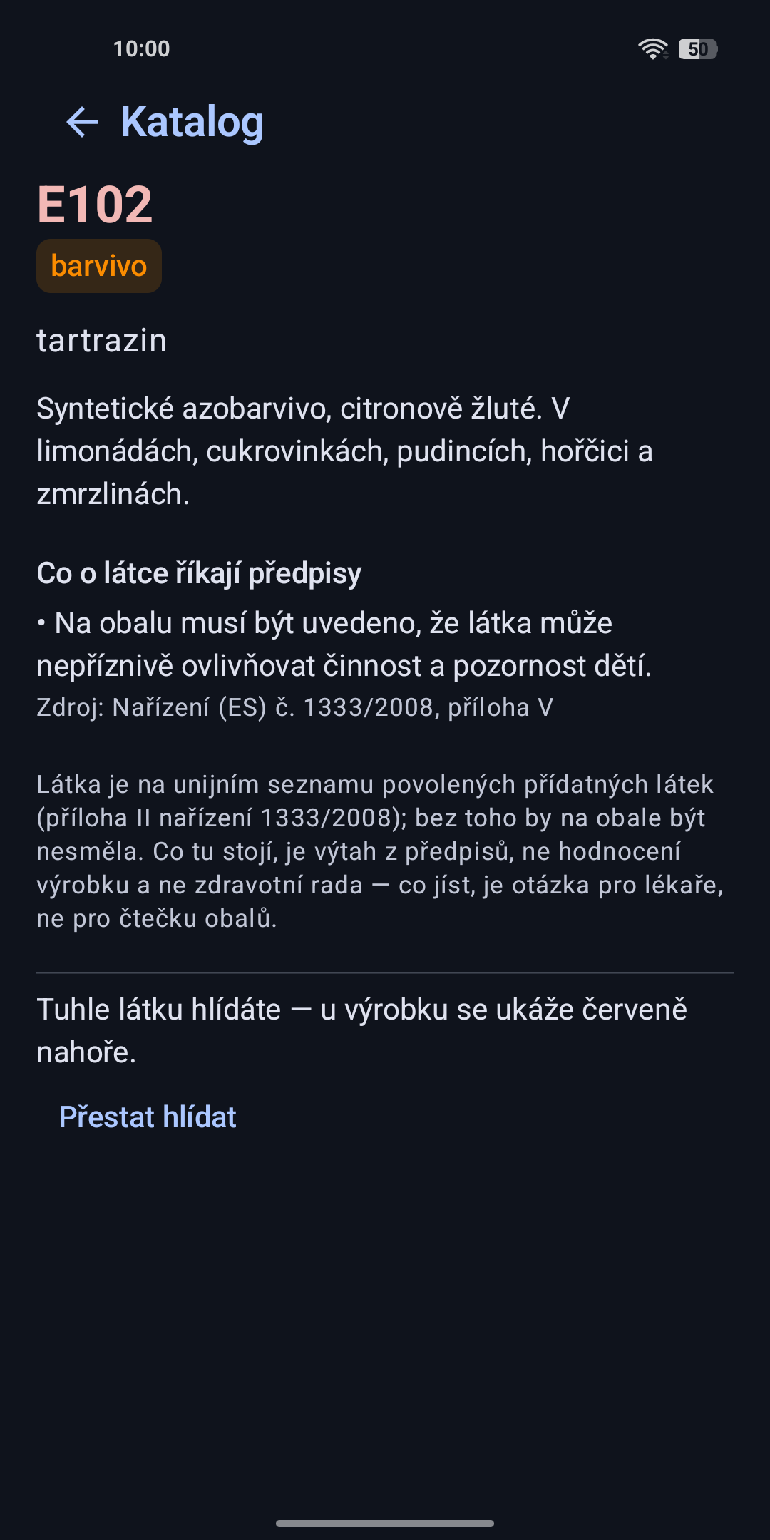 Detail éčka E102 z katalogu: štítek barvivo, název tartrazin a popis „Syntetické azobarvivo, citronově žluté. V limonádách, cukrovinkách, pudincích, hořčici a zmrzlinách." Pod ním sekce „Co o látce říkají předpisy": na obalu musí být uvedeno, že látka může nepříznivě ovlivňovat činnost a pozornost dětí (zdroj: nařízení 1333/2008, příloha V). Dál poznámka, že jde o výtah z předpisů, ne o hodnocení, a nakonec „Tuhle látku hlídáte — u výrobku se ukáže červeně nahoře" s odkazem Přestat hlídat.