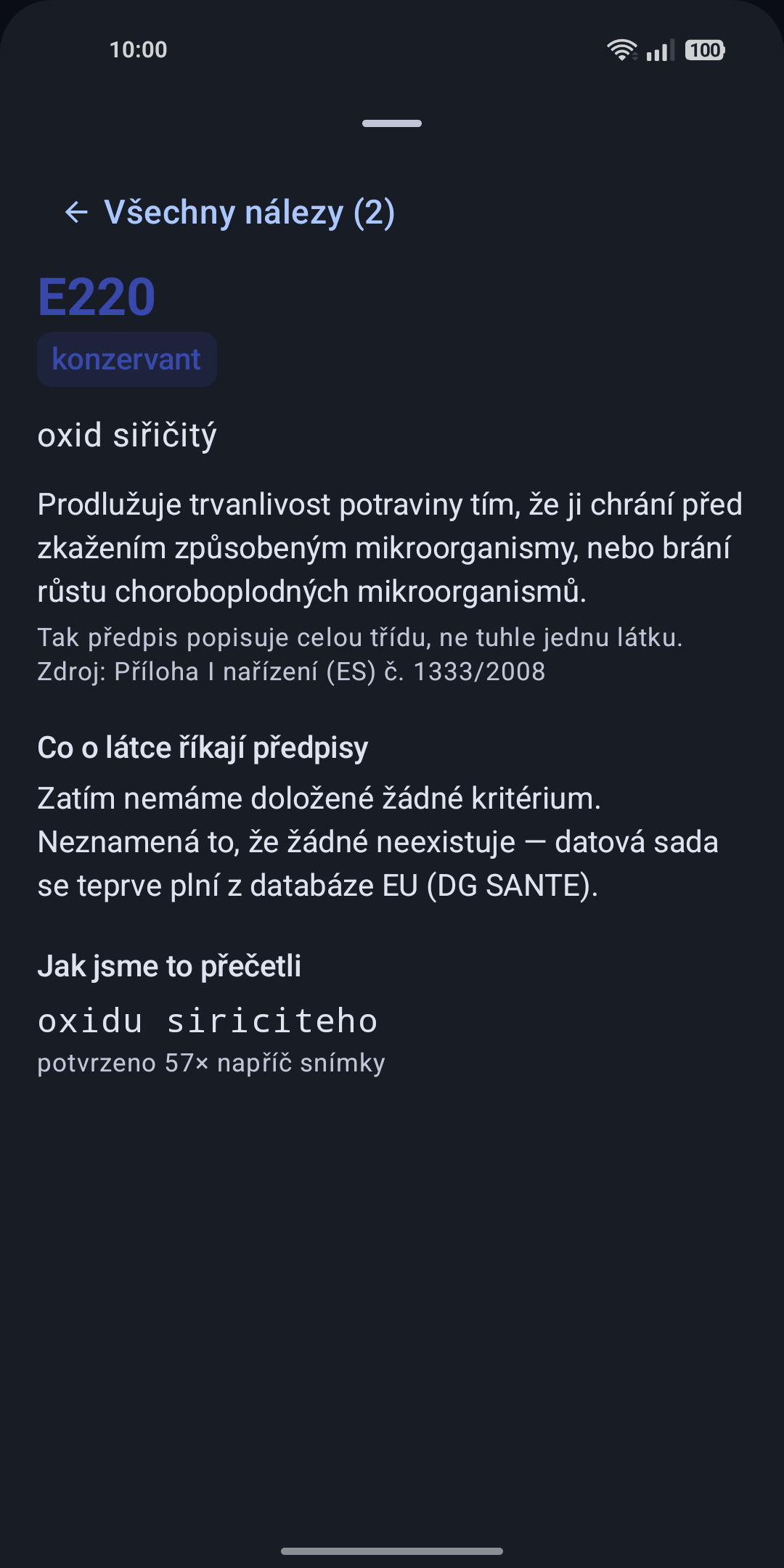 Detail éčka E220: štítek konzervant, název oxid siřičitý, definice třídy z přílohy I nařízení 1333/2008 s poznámkou, že tak předpis popisuje celou třídu, sekce „Co o látce říkají předpisy" a přečtený text „oxidu siriciteho" potvrzený 57× napříč snímky.