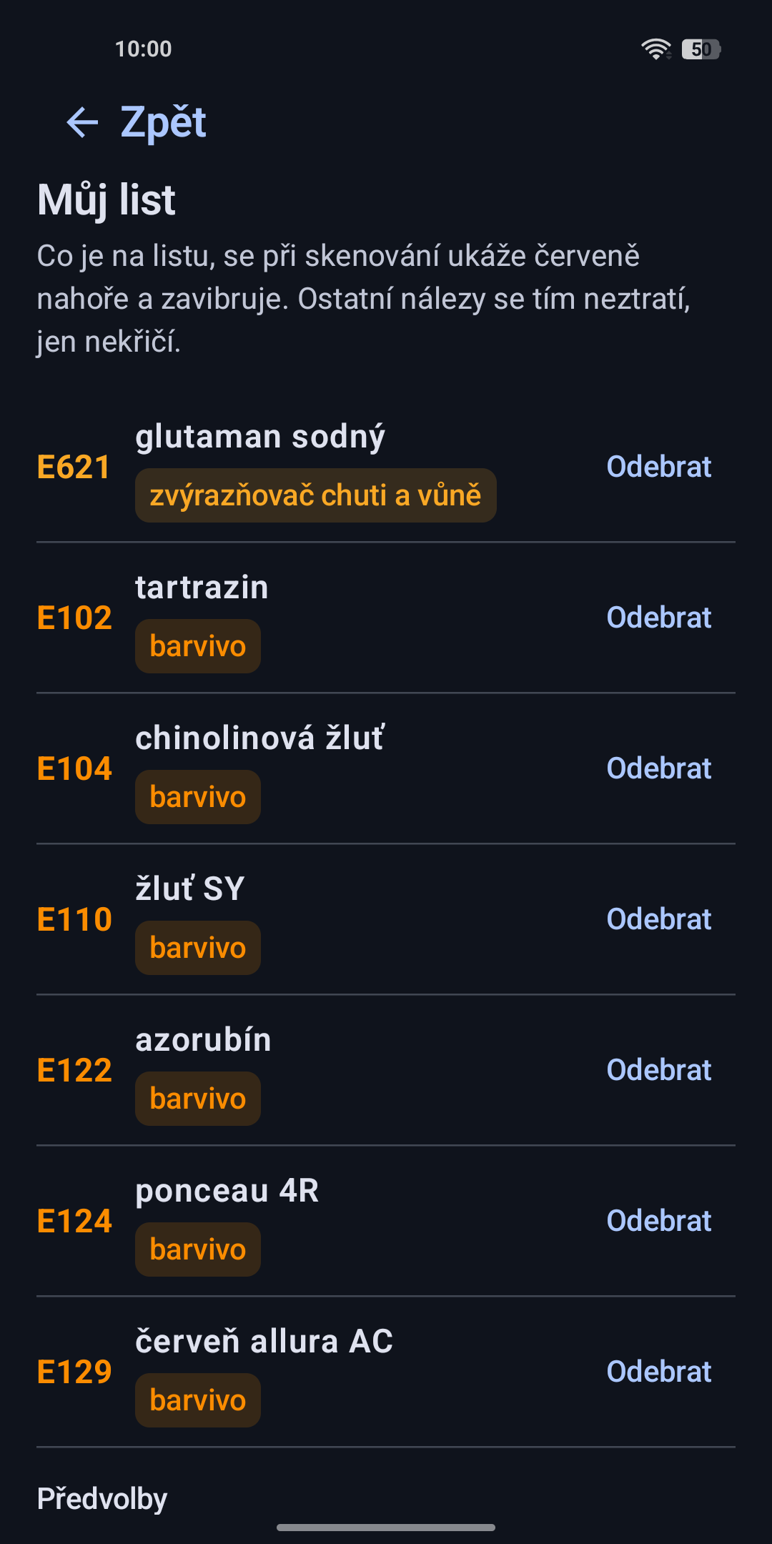 Můj list s vysvětlením, že co je na listu, se při skenování ukáže červeně nahoře a telefon zavibruje. Na listu je E621 glutaman sodný (zvýrazňovač chuti a vůně) a šest barviv s povinným varováním na obale — E102 tartrazin, E104 chinolinová žluť, E110 žluť SY, E122 azorubín, E124 ponceau 4R a E129 červeň allura AC — u každého tlačítko Odebrat.